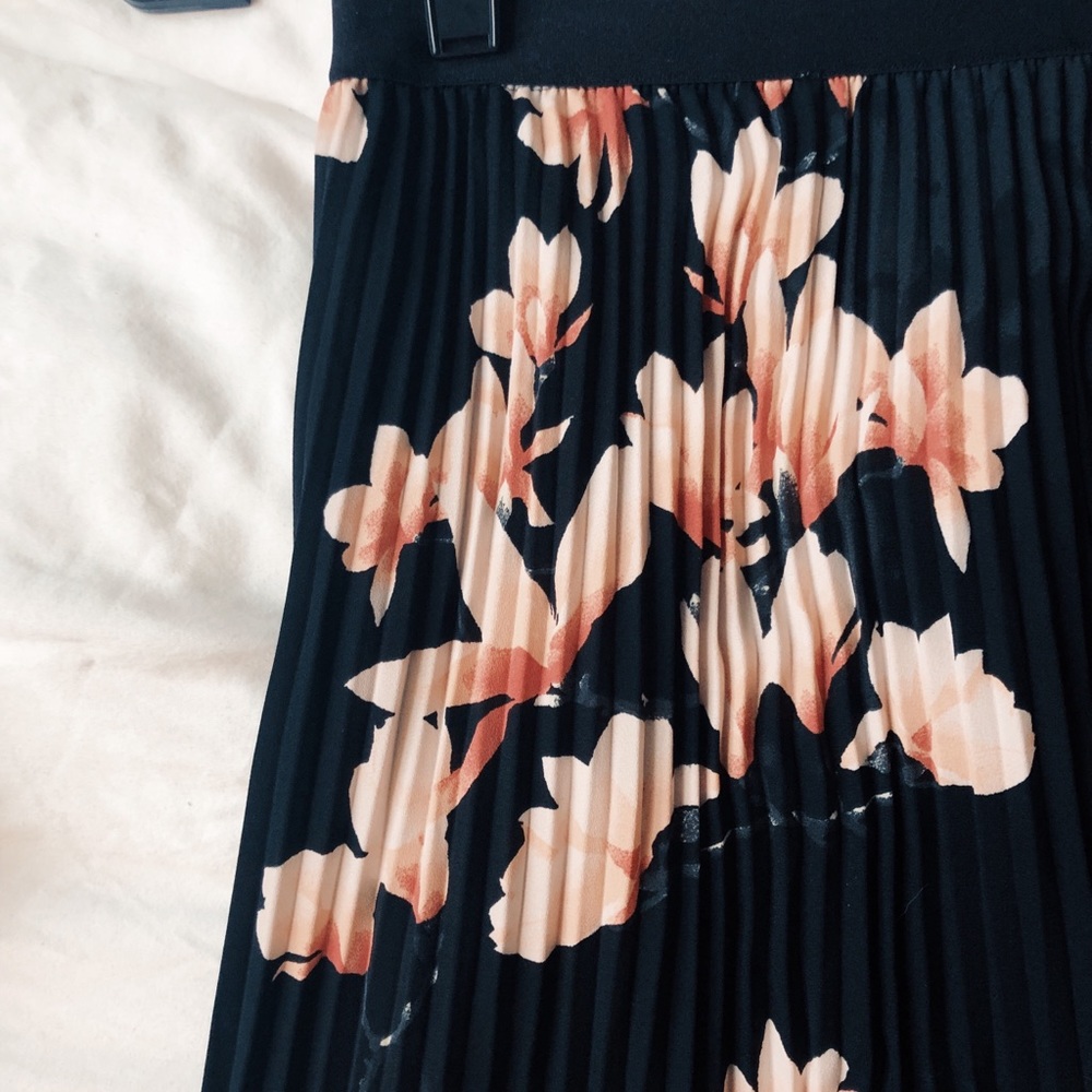 Mid-length, pleated skirt